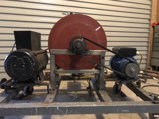 A carcaça do volante da máquina de mineração ou da peça de substituição do caminhão passa a cor lisa preta